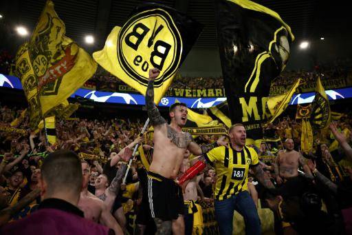 La alegría de los aficionados del Dortmund en el Parque de los Príncipes después del pase a la final de su equipo tras derrotar al PSG, el 7 de mayo de 2024