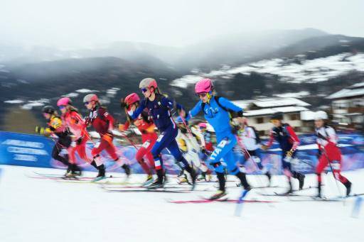 Las doce participantes toman la salida en la prueba de relevo del esquí de montaña de los Juegos de Milán-Cortina, en Bormio (norte de Italia) el 21 de febrero de 2026