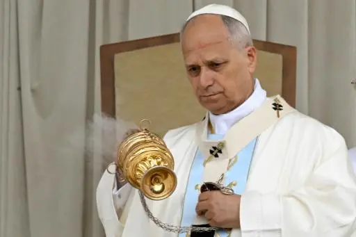 El papa León XIV oficia misa frente al Santuario de la Virgen del Rosario, el 8 de mayo de 2026 en Pompeya, Italia