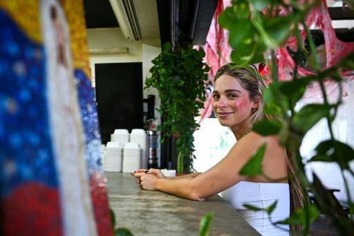 María Fernanda Pérez, dueña de una arepera, posa para un retrato en su puesto de comida en el centro de Doral, en Florida (EEUU), el 13 de octubre de 2026