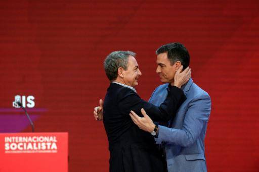 El presidente del gobierno español, Pedro Sánchez (drcha.), abraza a su antecesor José Luis Rodríguez Zapatero en el 26º Congreso Internacional Socialista, en Madrid, el 27 de noviembre de 2022