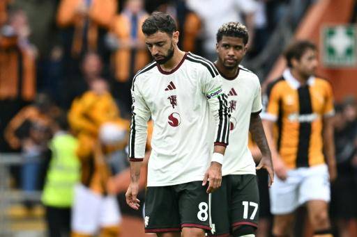 Bruno Fernandes (primer plano) después de que el Manchester United recibiera el segundo gol en su derrota ante el Hull City en la Premier League. En Kingston upon Hull (este de Inglaterra), el 22 de agosto de 2026