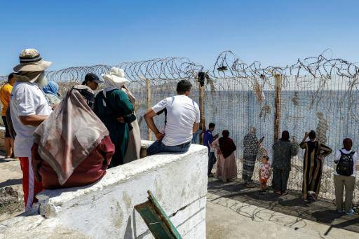 Los familiares de los migrantes que han cruzado ilegalmente la frontera entre Marruecos y el enclave español de Ceuta esperan noticias suyas en la ciudad marroquí de Castillejos, el 2 de agosto de 2026