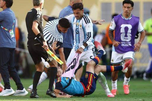 El volante argentino Leandro Paredes (centro) agarra del peto al centrocampista español Gavi en la final del Mundial entre España y Argentina en el New York/New Jersey Stadium de East Rutherford, el 19 de julio de 2026