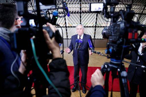 El ministro de Relaciones Exteriores de Italia, Antonio Tajani, atiende a los periodistas a su llegada a un Consejo de la Unión Europea, en Bruselas, el 29 de enero de 2026