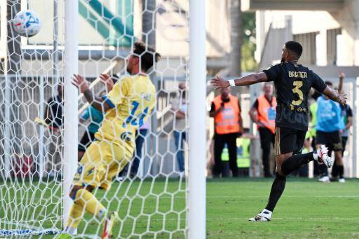 Gleison Bremer (derecha) festeja su gol para la Juventus en el campo del Frosinone, en la primera jornada de la Serie A, el 23 de agosto de 2026