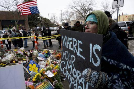 ¿Dónde está su compasión moral?, clama una mujer el 26 de enero de 2026 en el área donde fue abatido por agentes de inmigración de EEUU Alex Pretti en Mineápolis, Minnesota