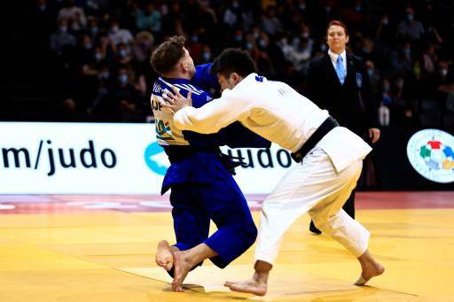 Dos judocas luchan durante un combate de la categoría de hasta 66 kilos en el torneo Grand Slam de París, el 5 de febrero de 2022 en la capital francesa