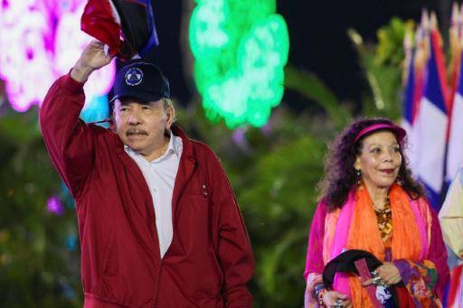 El presidente de Nicaragua, Daniel Ortega, saluda junto a su esposa y copresidenta, Rosario Murillo, en un acto por el 47º aniversario de la Revolución, en Managua, el 19 de julio de 2026