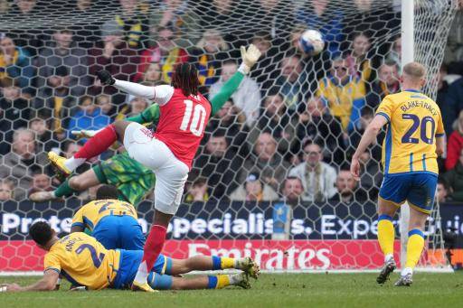 El delantero del Arsenal Eberechi Eze (centro) marca el segundo gol de su equipo en el partido de la FA Cup contra el Mansfield Townm en el One Call Stadium de Mansfield, centro de Inglaterra el 7 de marzo de 2026