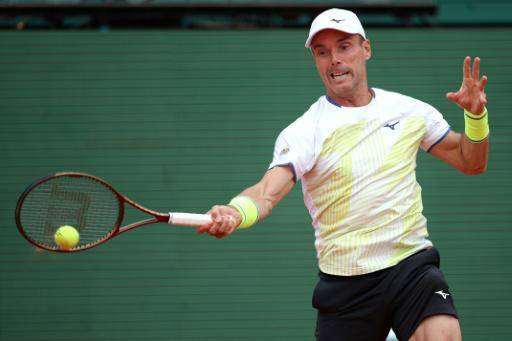 El tenista español Roberto Bautista golpea una bola durante su partido contra el italiano Matteo Berrettini en el último Masters de Montecarlo, el 7 de abril de 2026 en Roquebrune Cap Martin, al sureste de Francia