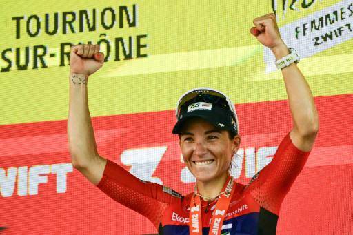La ciclista mauriciana Kim Le Court-Pienaar celebra su victoria en la sexta etapa del Tour de Francia, en Tournon-sur-Rhone, el 6 de agosto de 2026
