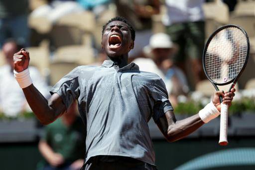 El tenista francés de 17 años Moise Kouame celebra un punto durante su triunfo ante el paraguayo Adolfo Daniel Vallejo, el 28 de mayo de 2026 en la pista Suzanne Lenglen, en Roland Garros