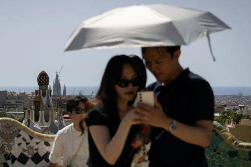 Unos turistas visitan el Parque Güell, en Barcelona, el 20 de junio de 2026
