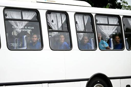 Unos reclusos miran por la ventana de un autobús mientras son trasladados desde la cárcel Internado Judicial de Barinas (Injuba), en Venezuela, el 25 de mayo de 2026
