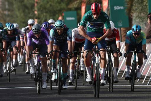 El ciclista italiano Jonathan Milan (c) se impone al esprint en la segunda etapa del AlUla Tour, en la estación de tren de AlManshiyah, el 28 de enero de 2026