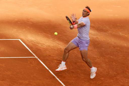 El tenista español Rafael Nadal le devuelve una bola al estadounidense Darwin Blanch en un partido del torneo de Madrid, el 25 de agosto de 2024