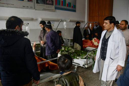 Los heridos en el ataque reciben la visita de sus familiares el 6 de diciembre de 2022 en un hospital de la ciudad afgana de Mazar-i-Sharif