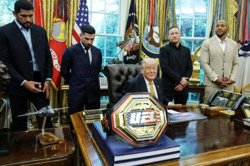 Los luchadores de la reunión de MMA que se celebrará en la Casa Blanca el 14 de junio (de izquierda a derecha Alex Pereira, Ilia Topuria, Justin Gaethje y Ciryl Gane) posan con Donald Trump en el despacho oval, el 6 de mayo de 2026 en Washington