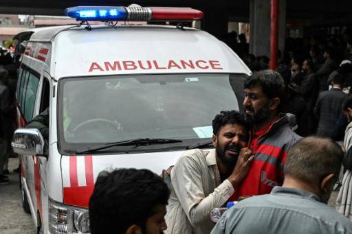 Un hombre llora la muerte de unos familiares en el atentado suicida contra una mezquita chií, el 6 de febrero de 2026 frente a un hospital de Islamabad