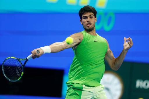 El tenista español Carlos Alcaraz durante su partido ante el ruso Karen Khachanov en cuartos de final del Abierto de Catar, en Doha, el 19 de febrero de 2026