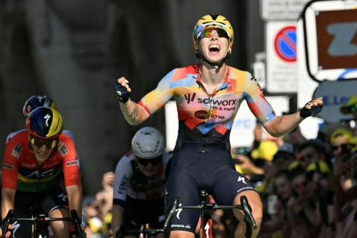 Lorena Wiebes cruza la línea en primer lugar en la primera etapa del Tour de Francia femenino. En Lausana (Suiza), el 1 de agosto de 2026