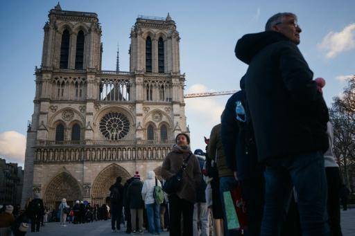 Unos visitantes hacen fila para acceder a la Catedral de Notre Dame de París el 24 de diciembre de 2025