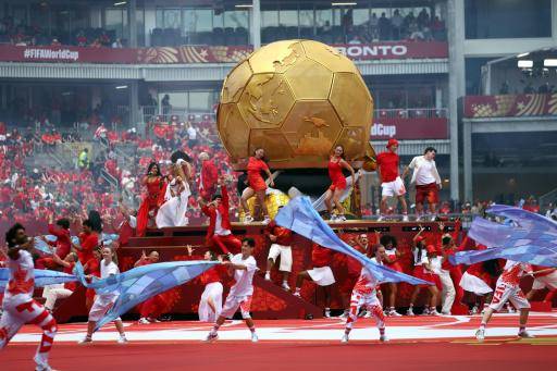 Artistas actúan en uno de los momentos de la ceremonia canadiense de inauguración del Mundial 2026, antes del partido entre Canadá y Bosnia-Herzegovina en Toronto, el 12 de junio de 2026