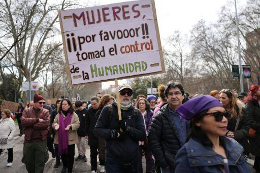 Hombres y mujeres marchan en Madrid el 8 de marzo de 2026 para conmemorar el Día Internacional de la Mujer