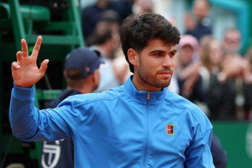 El tenista español Carlos Alcaraz saluda tras perder contra el italiano Jannik Sinner la final del Masters de Montecarlo, el 12 de abril de 2026 en Roquebrune Cap Martin, al sureste de Francia