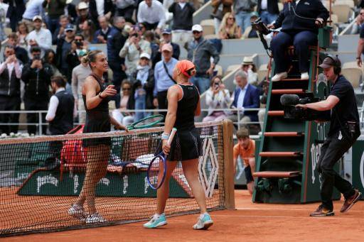 Diana Shnaider (derecha) y Aryna Sabalenka se saludan tras su duelo de cuartos de Roland Garros, ganado por la primera, el 3 de junio de 2026 en la pista Philippe Chatrier
