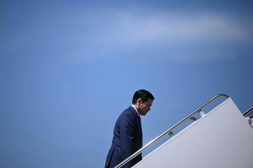 El secretario de Estado de Estados Unidos, Marco Rubio, aborda el Air Force One en la Base Conjunta Andrews para iniciar una visita de Estado a China junto al presidente Donald Trump, el 12 de mayo de 2026