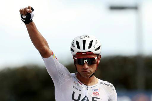 El ciclista ecuatroiano Jhonatan Narváez celebra la victoria en la 8ª etapa del Giro, entre Chieti y Fermo (centro de Italia), el 16 de mayo de 2026