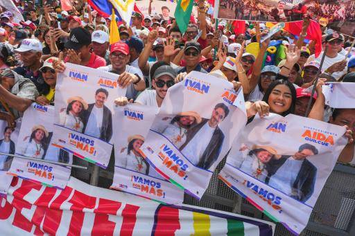Seguidores del candidato presidencial colombiano Iván Cepeda el 21 de mayo de 2026 en Barranquilla