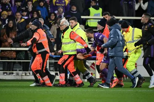 El centrocampista italiano Edoardo Bove, con la camiseta de la Fiorentina, es evacuado tras sufrir un accidente cardiaco en un partido ante el Inter, el 1 de diciembre de 2024