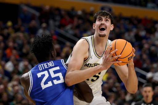 Aday Mara durante un partido con los Michigan el 21 de marzo de 2026