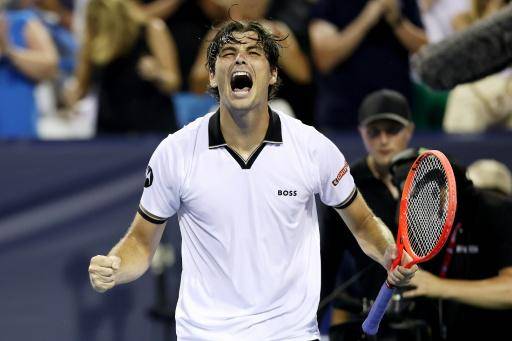 El estadounidense Taylor Fritz celebra el punto de partido durante un encuentro de individuales masculinos contra Brandon Nakashima en la sexta jornada del Mubadala DC Open 2026, celebrado en el Centro de Tenis William H.G. FitzGerald, en Washington, el 1 de agosto de 2026