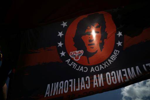 Una bandera que representa a la leyenda del fútbol brasileño Zico se ve antes del partido del Grupo D del Mundial de Clube entre el Flamengo de Brasil y el Chelsea de Inglaterra, en el estadio Lincoln Financial Field, en Filadelfia, el 20 de junio de 2025