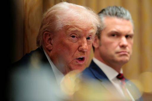 El presidente de EEUU, Donald Trump, y el secretario de Defensa, Pete Hegseth, han defendido los ataques militares estadounidenses contra supuestas embarcaciones de droga.