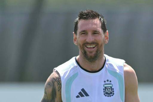 Lionel Messi participa en una sesión de entrenamiento de la selección argentina en el Sporting KC Training Centre de Kansas City el 30 de junio de 2026, en el marco del Mundial de Norteamérica