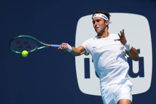El argentino Tomás Etcheverry devuelve un golpe ante el español Rafael Jódar en el Masters 1000 de Miami el 22 de marzo de 2026