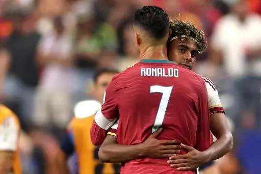 El portugués Cristiano Ronaldo y el español Lamine Yamal se abrazan tras el duelo de octavos del Mundial, el 6 de julio de 2026 en Arlington, Texas