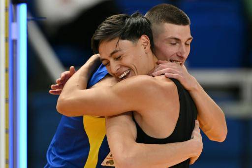 El mexicano Erick Portillo (derecha), plata, se abraza con el ucraniano Oleh Doroshchuk, oro, durante la prueba de salto alto del Mundial de atletismo en pista cubierta de Torun (Polonia), el 21 de marzo de 2026