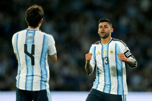 El defensa argentino Cristian Romero celebra tras marcar durante amistoso internacional entre Argentina y Bolivia en el estadio Mario Alberto Kempes de Córdoba, Argentina, el 30 de septiembre de 2026