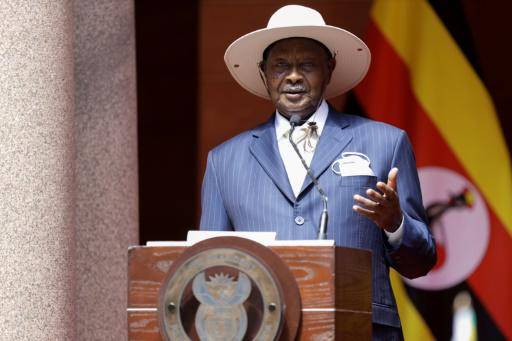 El presidente ugandés, Yoweri Museveni, habla durante una rueda de prensa en una visita a Sudáfrica, el 28 de febrero de 2023 en Pretoria