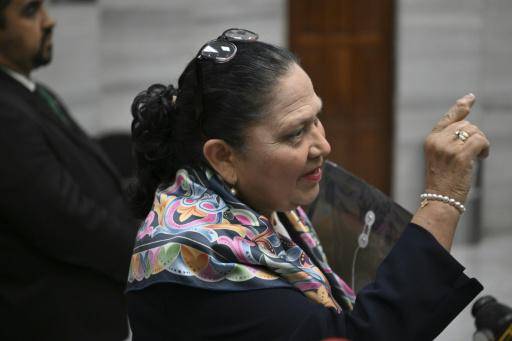 La fiscal general guatemalteca, Consuelo Porras, habla con unos periodistas en Ciudad de Guatemala el 9 de abril de 2026