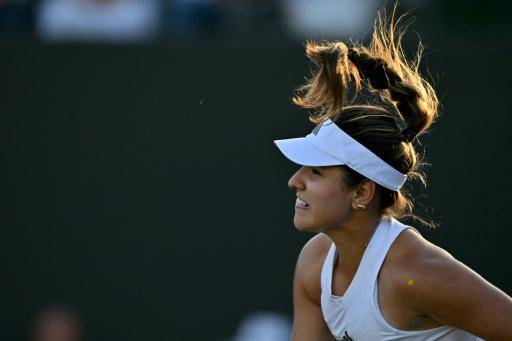 La tenista colombiana Camila Osorio sirve ante la checa Linda Noskova en el torneo de Wimbledon, en Londres, el 2 de julio de 2026