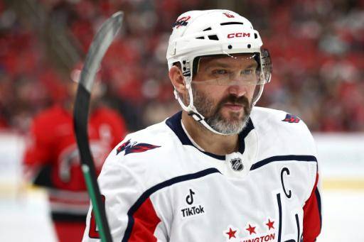 El delantero ruso Alexander Ovechkin durante un partido de la NHL entre los Washington Capitals y los Carolina Hurricanes en Raleigh, Carolina del Norte, el 2 de octubre de 2026