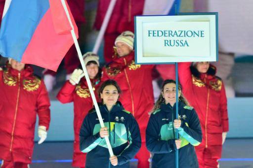 La delegación de Rusia desfila durante la ceremonia inaugural de los Juegos Paralímpicos de invierno de Milán-Cortina 2026, en la Arena de Verona, en Italia, el 6 de marzo de 2026. La bandera y el cartel son portados por voluntarios