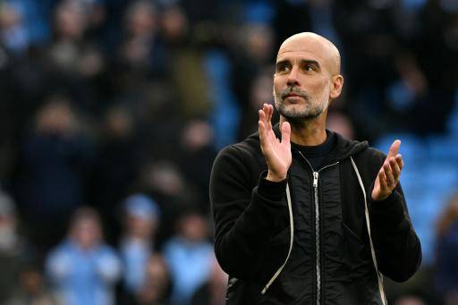 El técnico español del Manchester City, Pep Guardiola, aplaude a los aficionados tras el partido de la Premier League ante Manchester United, en el Etihad Stadium de Mánchester, el 14 de septiembre de 2025